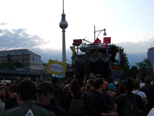 megaspree demo parade bachstelzen david dorad fernsehturm berlin